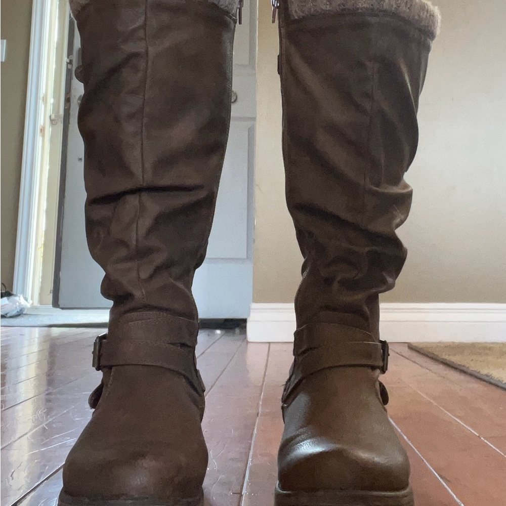 Very nice, wider calf women’s boots. Very comfortable. - Picture 5 of 5